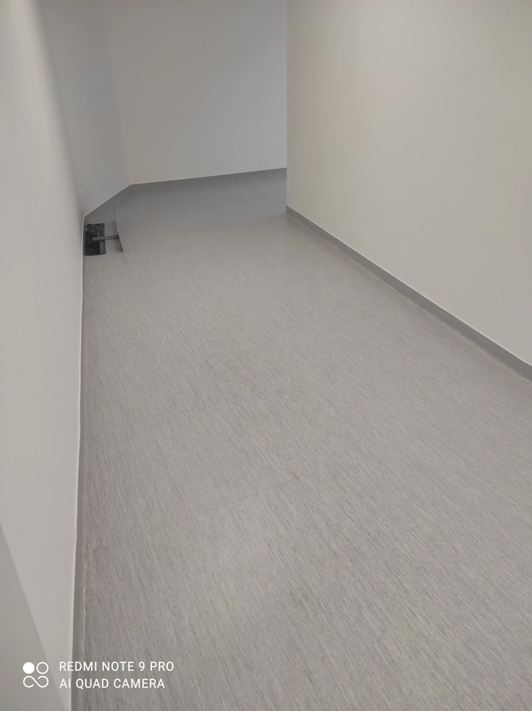 Detaliu pardoseală în timpul curățării post-constructor Alba Iulia