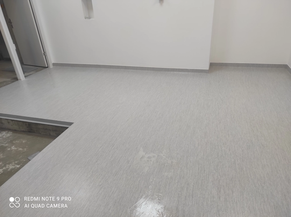 Detaliu proces curățare pardoseală post-constructor Clinica Amethyst