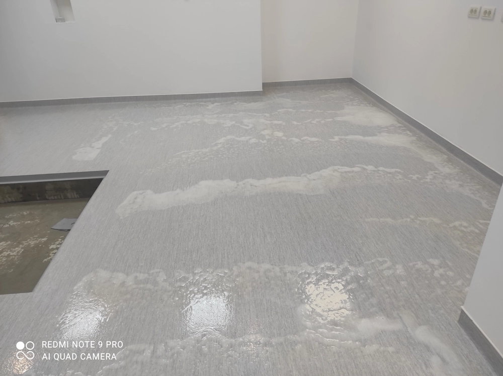Coridor curățat după lucrarea post-constructor Clinica Amethyst Alba Iulia